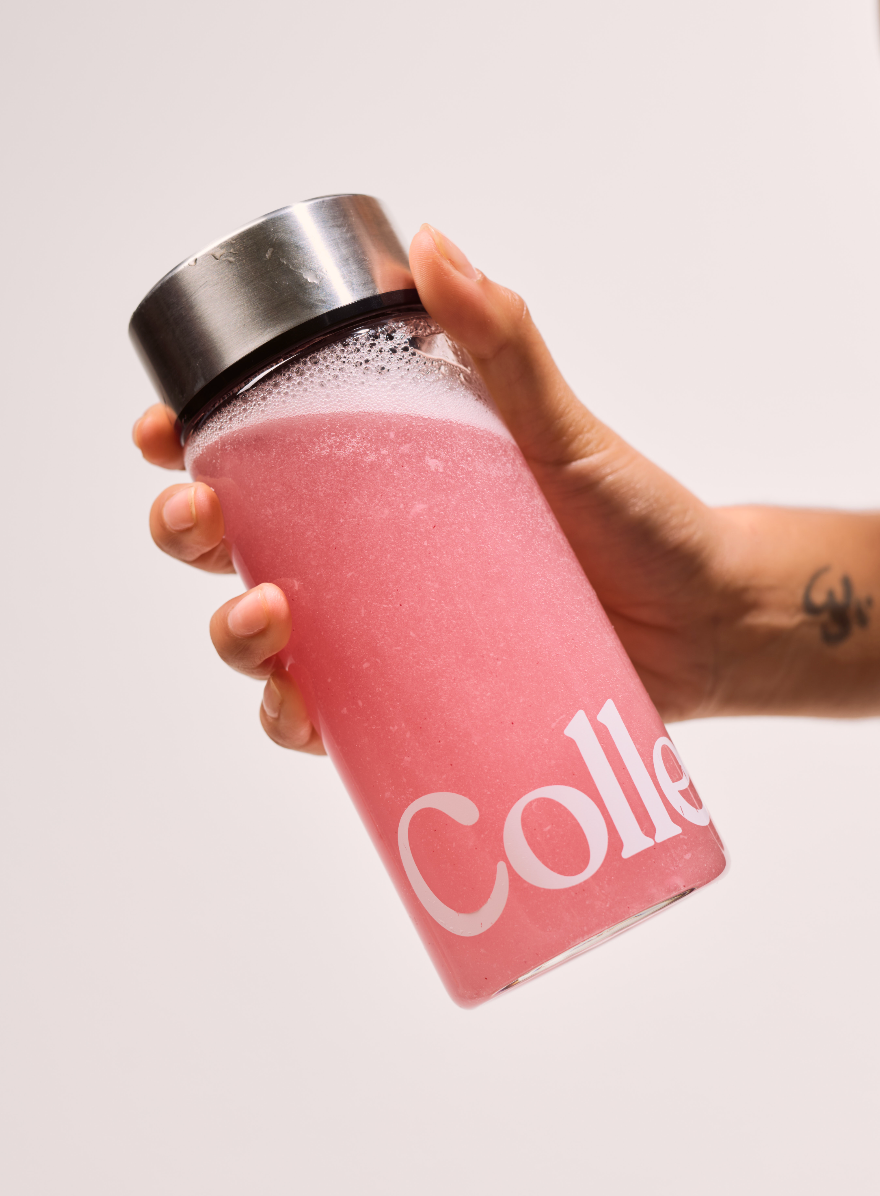 Mijn winkel Colleins glass water bottle with a sleek design and a secure lid, showcasing clear glass and modern aesthetics.